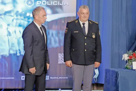 Notranji minister Aleš Hojs (levo) in generalni direktor policije Anton Travner sta danes odstopila s svojih položajev. / Foto: Tina Dokl / Foto: 