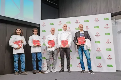 Pet slovenskih kuharskih mojstrov, ki so prejeli po eno Michelinovo zvezdico: Gregor Vračko (Hiša Denk), Tomaž Kavčič (Gostilna pri Lojzetu), Uroš Štefelin (Vila Podvin), Uroš Fakuč (Restavracija Dam) in Jorg Zupan (Atelje), ki pa se žal podelitve ni udeležil, ker je zbolel; zvezdico je v njegovem imenu prevzel Matjaž Ivanc, ravno tako »ateljejevec«. / Foto: Marko Ocepek (arhiv organizatorja) / Foto: 
