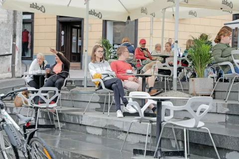 Petkovi pozitivni brisi potrjujejo, da ljudje preslabo upoštevajo socialno razdaljo 1,5 metra, opozarja vladni govorec Jelko Kacin. (Fotografija je simbolična.) / Foto: Tina Dokl / Foto: 