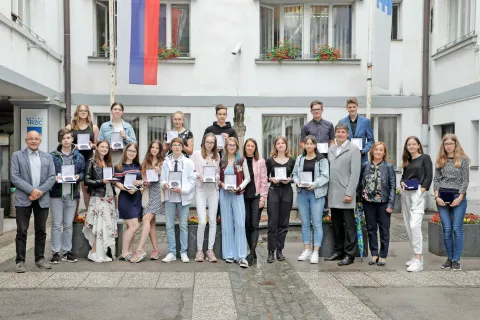 Prejemniki županove petice z ravnatelji vseh treh tržiških osnovnih šol in županom Borutom Sajovicem / Foto: 