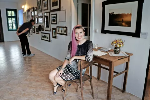 Mankica Kranjec je pričevalka nekega časa in hkrati dokumentaristka podob, ki počasi, a vztrajno izginjajo. / Foto: 