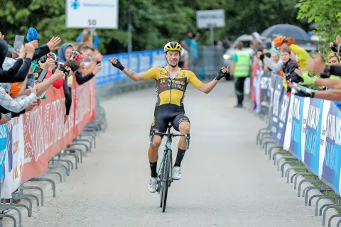 Primož Roglič je po 145 kilometrih v zaključnem obračunu s Tadejem Pogačarjem znova pokazal svoje mojstrstvo, na dirkah pa bo sedaj nastopal v slovenskem dresu. / Foto: Tina Dokl / Foto: 