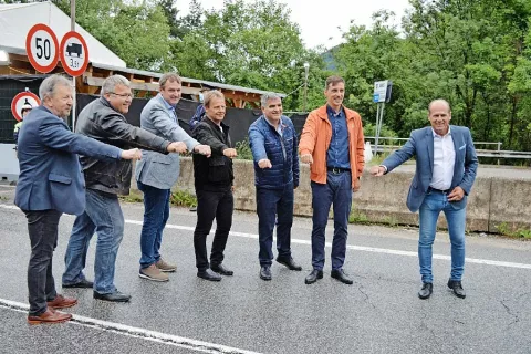 Župani obmejnih občin Slovenije, Italije in Avstrije na mejnem prehodu Kokovo. / Foto: Miran Šulc / Foto: 