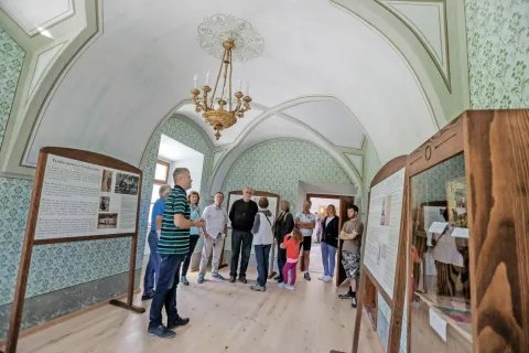 Prvič je obiskovalce na ogled dvorca popeljal župan Milan Čadež. / Foto: Tina Dokl / Foto: 