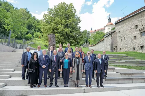 Obisk v Škofji Loki so veleposlaniki držav, akreditirani v Sloveniji, začeli na Trgu pod gradom. / Foto: Tina Dokl / Foto: 