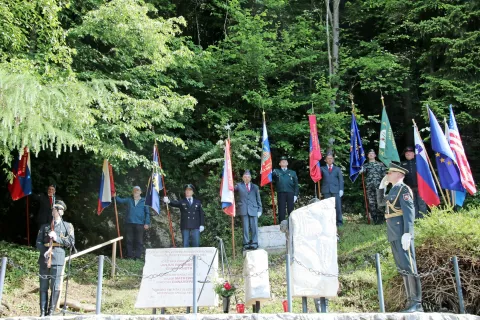 Spomenik v Češnjicah je bil odkrit leta 1975 in je delo akademskega kiparja Janeza Pirnata. / Foto: 