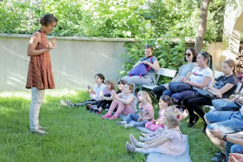 S prvo pravljico v sklopu letošnjih Pravljic na dvoriščih je otroke razveselila Natalija Herlec. / Foto: Tina Dokl / Foto: 