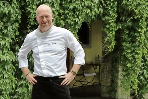 Uroš Štefelin, glavna kuhalnica Vile Podvin v Mošnjah pri Radovljici, je postal gorenjski kuharski mojster, ki se ponaša z eno (in prvo) Michelinovo zvezdico. / Foto: A. B. / Foto: 