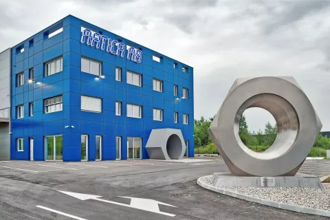 Največja matica na svetu stoji pred poslovnimi prostori podjetja Matica MB. / Foto: arhiv Matice MB / Foto: 