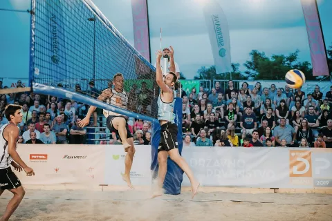 Slovenski odbojkarji na mivki v članski konkurenci začenjajo domačo tekmovalno sezono. / Foto: Primož Pičulin / Foto: 