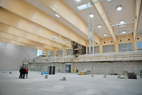 Strop dvorane krasi osem 37,5-metrskih lesenih nosilcev, naravno svetlobo pa zagotavljajo svetlobniki. / Foto: 