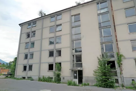 V zanemarjeni stavbi nekdanjega Tekstilindusovega samskega doma v Stražišču se vendarle obetajo sodobna stanovanja. / Foto: 