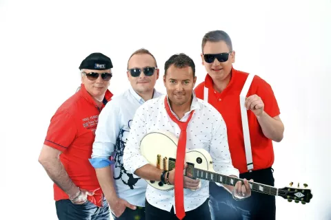 Skupina Calypso – bend za žur ima gorenjske korenine. V vseh teh letih je že od začetka njen član, tudi ustanovitelj, Domen Kuralt, ki prihaja iz Medvod. Dobro se znajde v vlogi pevca, kitarista in tudi kot vodja skupine. Iz Medvod je še klaviaturist Jure Osmanović. On je v skupini deset let; toliko časa pa je član fantovske ekipe tudi bobnar Goran Poluga. Lansko leto je Calypso zaradi službenih obveznosti zapustil harmonikar Matic Hribar, na njegovo mesto pa je prišel mladi Andraž Štrukelj. / Foto: arhiv skupine / Foto: 