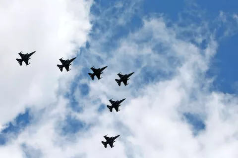 Vojaški piloti so preleteli tudi Jesenice, Golnik in Kranj. / Foto: Gorazd Kavčič / Foto: 