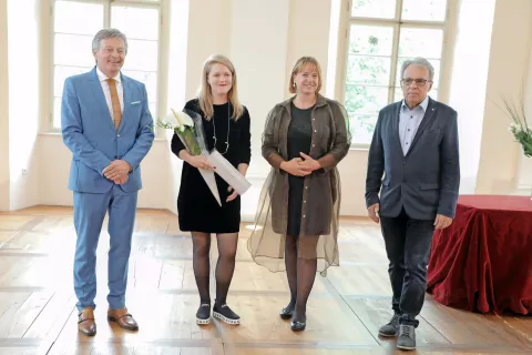 Prejemnica Vurnikove nagrade Nika Curk (druga z leve) v družbi radovljiškega župana Cirila Globočnika, direktorice Centra arhitekture Barbare Viki Šubic in predsednika sveta KS Radovljica Andreja Golčmana. / Foto: Tina Dokl / Foto: 