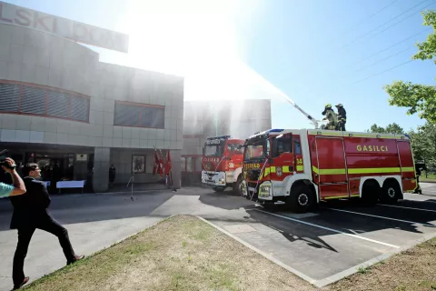 Novo avtocisterno z največjo kapaciteto vode na Gorenjskem so gasilci preizkusili kar na domačem dvorišču, kjer so staro avtocisterno hkrati predali gasilcem iz Prostovoljnega gasilskega društva Besnica. / Foto: Gorazd Kavčič / Foto: 