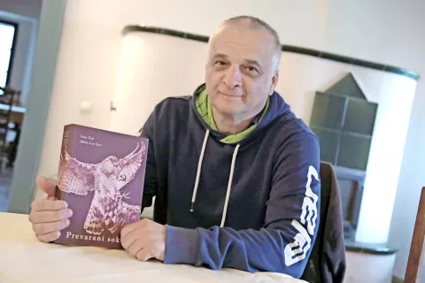 Prof. dr. Ivan Čuk s knjigo Prevarani sokoli / Foto: Gorazd Kavčič / Foto: 