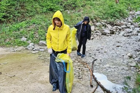 Letošnje čistilne akcije v Bohinju se je udeležilo več kot petsto prostovoljcev. / Foto: 