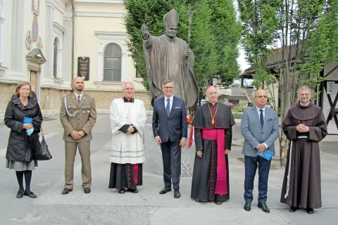 Poljski veleposlanik v Sloveniji dr. Krzysztof Jan Olendzky, papeški nuncij v Sloveniji Jean Marie Speich in ljubljanski nadškof metropolit Stanislav Zore (v sredini) s sodelavci in z rektorjem Marijinega svetišča na Brezjah patrom Robertom Bahčičem pred spomenikom papeža Janeza Pavla II. na Brezjah / Foto: 