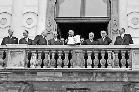 Podpisniki Avstrijske državne pogodbe 15. maja leta 1955 na balkonu dunajskega dvorca Belvedere / Foto: Arhiv ORF Celovec / Foto: 