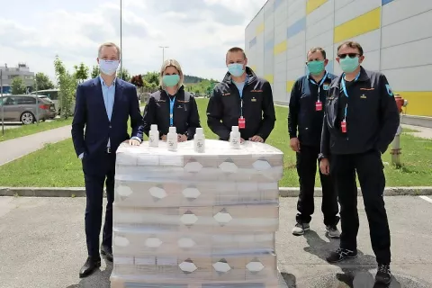 Prevzem donacije razkužil, ki so jih že razdelili šolam, vrtcem ter drugim domžalskim ustanovam. / Foto: Občina Domžale / Foto: 