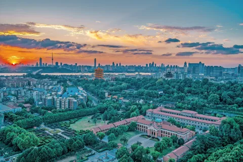 Sončni zahod v mestu Vuhan na Kitajskem. Nekje na tej romantični urbani sceni se je na svoj smrtonosni pohod podal zločesti koronavirus. / Foto: Wikipedija / Foto: 