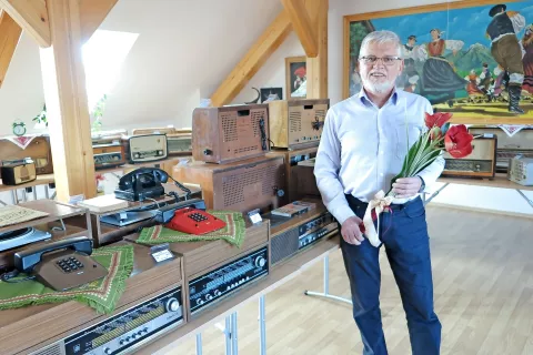Zlato Držanič ima bogato zbirko starih radiev, nekaj je tudi gramofonov ... / Foto: 