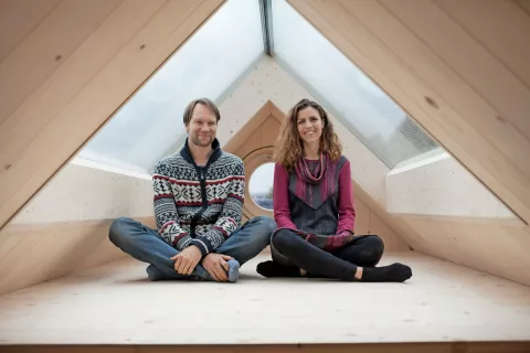 Miha Bogataj in Neža Drobnič Bogataj v eni od mobilnih hišk, ki jih tudi izdelujejo v podjetju Ekoart hiše. / Foto: 