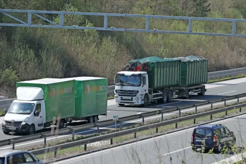 Transport in logistika ustvarita kar sedemnajst odstotkov BDP, kar je več kot turizem, zato prevozniki pričakujejo, da bodo vključeni v tretji protikoronski paket pomoči gospodarstvu. / Foto: Gorazd Kavčič / Foto: 
