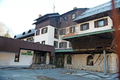 Staremu Hotelu Zlatorog, ki je že skoraj desetletje opuščen, popolnoma izropan in razpadajoč, se z novim lastnikom vendarle obetajo boljši časi. / Foto: Gorazd Kavčič / Foto: 