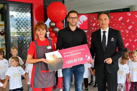 Ravnatelju &scaron;ole in vrtca Žirovnica Gregorju Pungar&scaron;ku je predsednik poslovodstva Mercatorja Tomislav Čizmić izročil donacijo v vrednosti tisoč evrov. / Foto: Peter Irman
