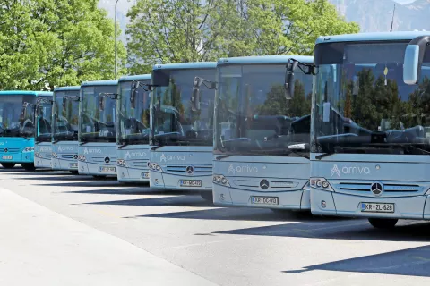 Izvajalci javnega potniškega prometa morajo upoštevati priporočila NIJZ za varovanje voznika, voznega osebja in potnikov na vlakih in avtobusih. Ministrstvo za infrastrukturo je objavilo telefonsko številko 01/478-85-12, na kateri so na voljo za vprašanja in dileme, ki se tičejo javnega potniškega prometa. / Foto: Gorazd Kavčič / Foto: 