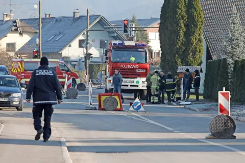 V eksploziji zemeljskega plina v vodovodnem jašku so se 3. decembra lani poškodovali dva delavca in štirje otroci. / Foto: Gorazd Kavčič (arhiv) / Foto: 