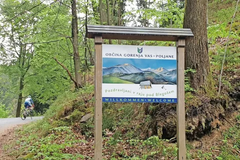 Ob vstopu v občino nas pozdravi lična tabla. / Foto: 