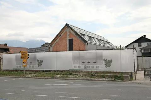 Po rušitvi stare Blagneče hiše bodo na tem mestu postavili novogradnjo enakega videza; v ozadju že zgrajen medgeneracijski center. / Foto: Gorazd Kavčič / Foto: 