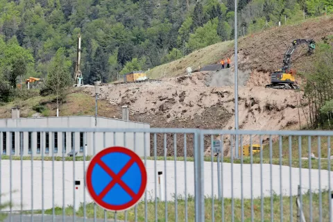 Delovna oprema je že na delovišču pri predoru, začenjajo se dela na predvkopu. / Foto: Gorazd Kavčič / Foto: 