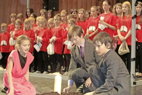 Svečka v spomin na tiste, ki so umrli v nemških taboriščih. Fotografija je s svečanosti ob 70. obletnici izgona koroških Slovencev. / Foto: 