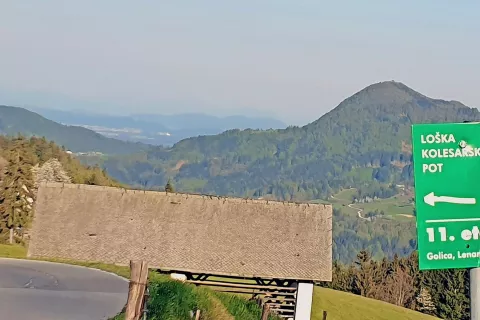Del poti je označen s tablami za loško kolesarsko pot. Iz Rovt nad Selško dolino je lep pogled na Lubnik. / Foto: 