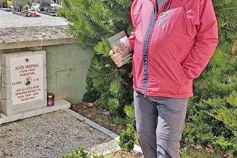 Boris Žagar na grobu Jožeta Repinca, o katerem piše tudi v Gamsovi župci. / Foto: osebni arhiv (Jure Sodja) / Foto: 