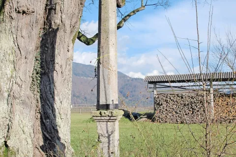 Kužno znamenje pod »farovško« lipo v Cerkljah iz leta 1645 / Foto: 