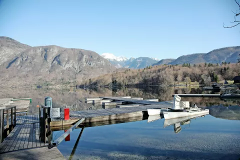 V zadnjih letih se je tudi v Bohinju število turistov povečevalo predvsem v poletni sezoni, pozimi je destinacija ustvarila le med deset in dvajset odstotkov vseh nočitev. / Foto: Gorazd Kavčič / Foto: 