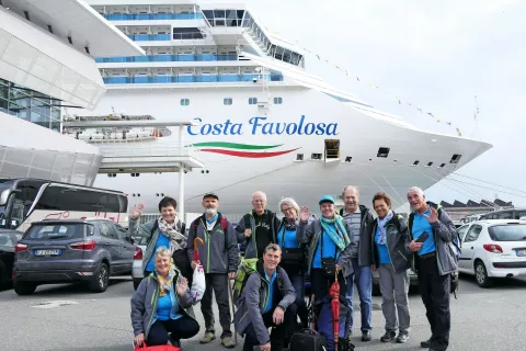 Člani folklorne skupine v pristanišču v Savoni / Foto: osebni arhiv (Franci Pogačnik) / Foto: 