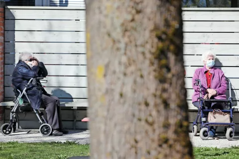 Šest tednov od razglasitve epidemije v Sloveniji ministrstvo za zdravje še vedno ni oblikovalo enotne in strokovno utemeljene strategije za preprečevanje širjenja virusa SARS-CoV-2 v domovih za starejše, opozarjajo na Skupnosti socialnih zavodov Slovenije. (Fotografija je simbolična.) / Foto: Gorazd Kavčič / Foto: 