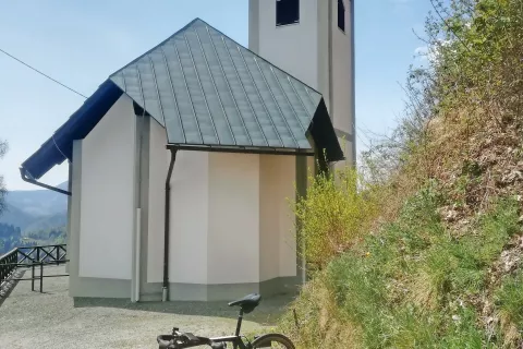 Cerkev svete Jedrt v Lajšah, ki leži osemsto metrov od meje s kranjsko občino / Foto: 