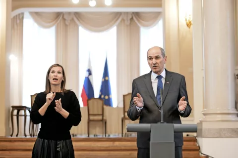 Tolmačenje konferenc v znakovni jezik je velik izziv. »Biti moraš stoodstotno skoncentriran, da slediš besedilu in ga istočasno pretvoriš v drug jezik,« pravi Mojca Korenjak. / Foto: Daniel Novaković (STA) / Foto: 