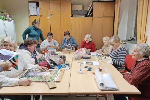 Vezilje Katarine se dvakrat tedensko srečujejo v prostorih Doma krajanov v Zasipu. / Foto: arhiv društva / Foto: 