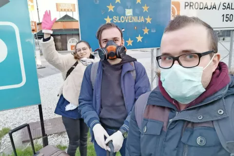 Timotej Rupar in njegova študentska kolega ob vrnitvi na mejnem prehodu Šentilj / Foto: osebni arhiv / Foto: 