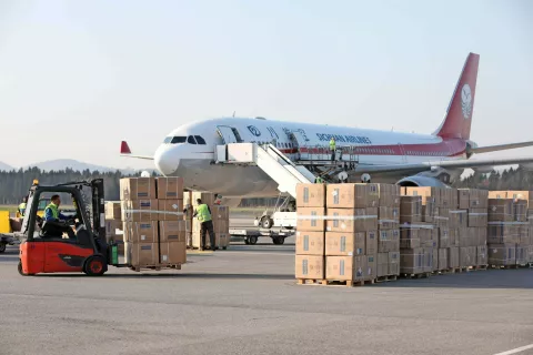 Z jutranjim letom je iz Kitajske prispelo dvajset ton opreme, ki jo je dobavilo podjetje Joca Pečečnika. / Foto: Gorazd Kavčič / Foto: 