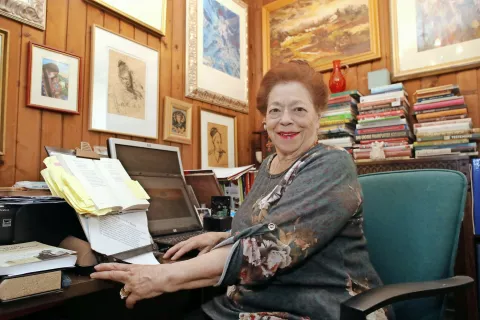 Alenka Bole Vrabec (1937–2020) Za svoje delo je prejela več nagrad, med njimi Sovretovo nagrado za prevode iz hispanističnih književnosti, Župančičevo nagrado Mesta Ljubljana za prevod Terre nostre Carlosa Fuentesa, Severjevo nagrado za najboljšo stvaritev v ljubiteljskem gledališču in zlato plaketo Javnega sklada RS za kulturne dejavnosti in veliko plaketo Občine Radovljica za izjemne prevajalske uspehe in za razvijanje ljubiteljske kulture. Leta 2017 je postala častna članica Društva slovenskih književnih prevajalcev. / Foto: Gorazd Kavčič / Foto: 