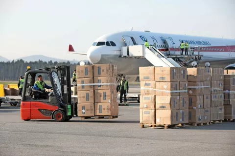 Del pošiljke, ki je danes prispel na brniško letališče / Foto: Gorazd Kavčič / Foto: 